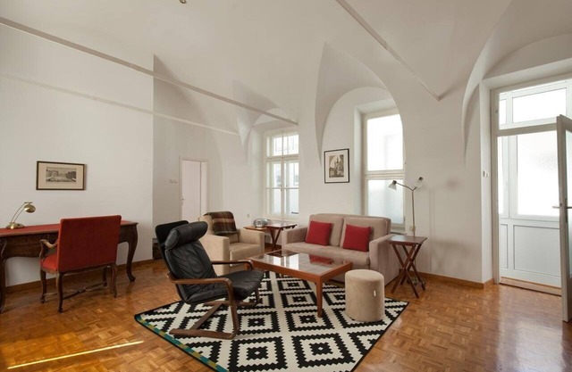 Laura Tour As / Charming 1BR, AC, quiet apartment by Town Hall