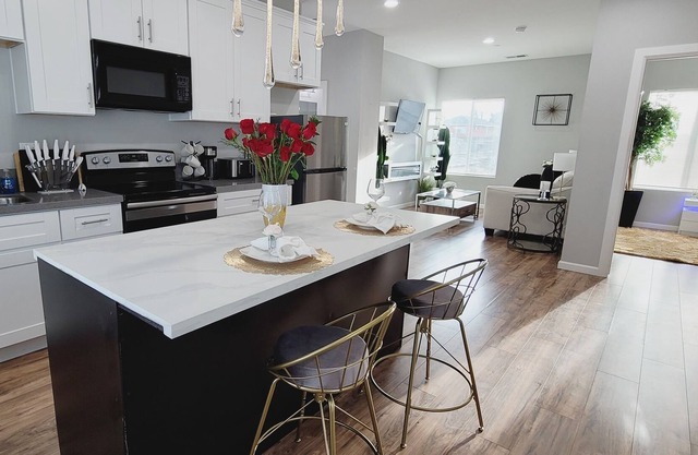 Lavish Apartment Close to Downtown with Parking