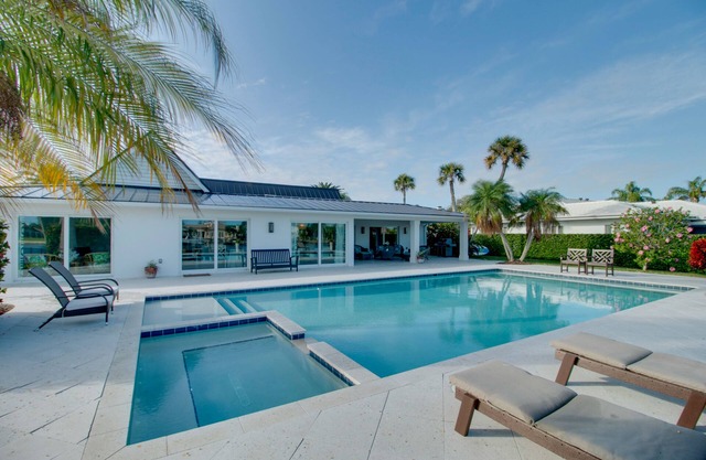 ¡NUEVO! Espléndido Vero Beach Escape con piscina, bañera de hidromasaje + muelle