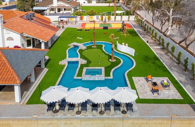 Lazy River Luxe! 6 BR~Sleeps 20~Pickleball~Hot Tub