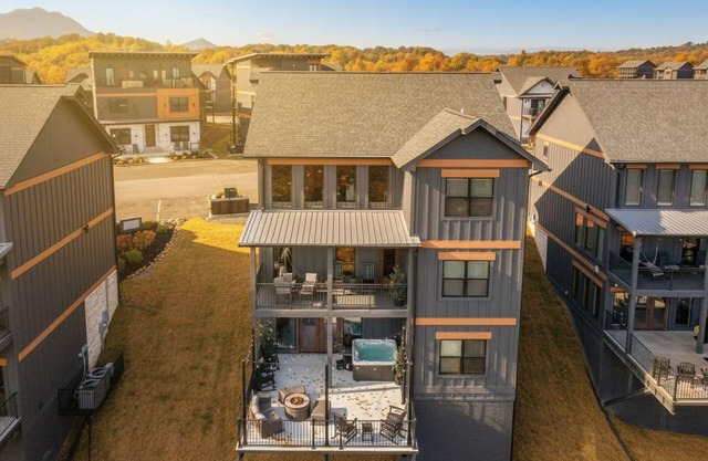 Sleeps 18 | Heated Pool | Hot Tub | Mountain Views