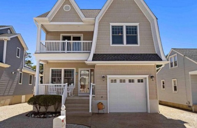 LBI Beach House-Spray Beach, 4BR, 3.5 Bath, minutes walk to beach w/pool
