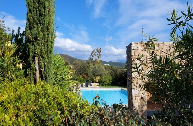 Villas de tres habitaciones. con patio con una gran piscina comunitaria.