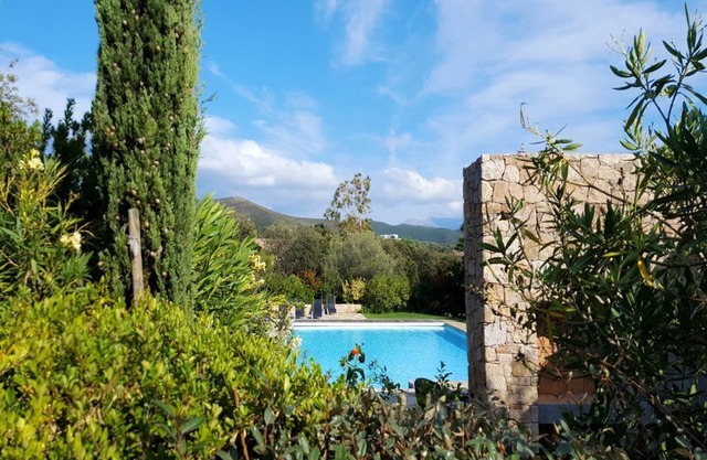 Viila 1 Villas de tres dormitorios. con patio con una gran piscina comunitaria.