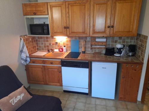 Le chalet des neiges 3 est au calme situé à 5 mn à pied du centre juste à côté du terrain de foot est composé canapé convertible et 3 lits supperposés parking privé sur place et arrêt navette gratuite à 30 m