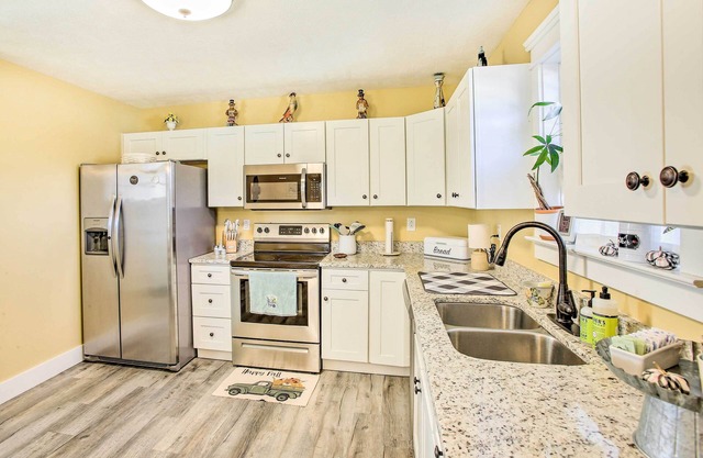 Lebanon Getaway w/ Fire Pit + Furnished Porch