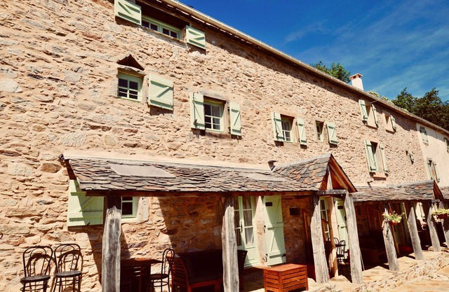 Les Cathares - Rustic and charming gite with panoramic mountain views, immersed in beautiful nature
