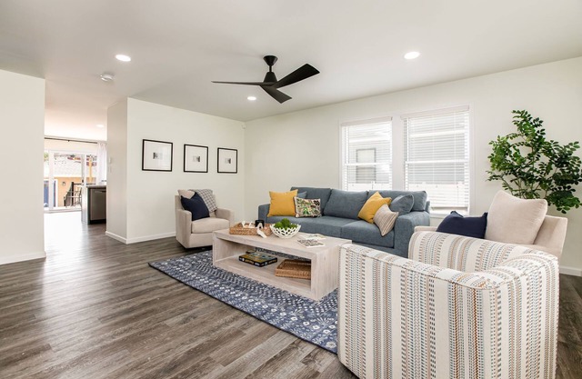Less than 1 mile to Notre Dame Stadium, Sleeps 10+ w/ huge tailgate-ready yard!