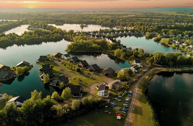 Libelle: Luxury Lakeside Retreat with Hot Tub
