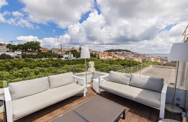 Liberdade Elegance W/Rooftop Pool by LovelyStay