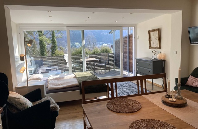 Apartamento amueblado con gusto de una habitación (35 m 2) con balcón para hasta dos personas