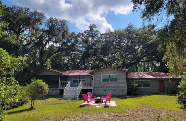 Amazing lakefront home ready for you and the family!