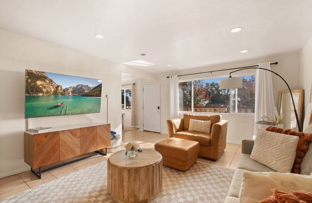 Light & Airy - Close to DT, Petco, & Little Italy!
