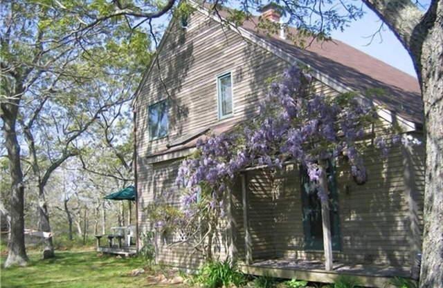 Light & Airy West Tisbury home / Entradas para el ferry en julio / en 3 acres privados, / servicios