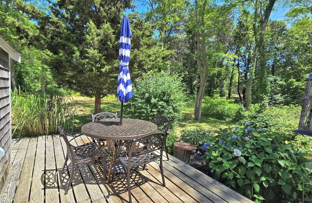 Light & Bright 2BD Cottage--A/C, Deck, Walk to Powers Landing or Mayo Beach