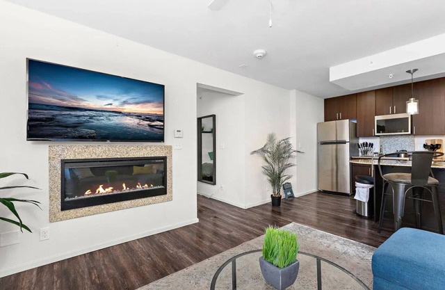 Light Room-Sleek stylish space w/ private workspace