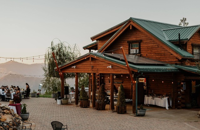 Disfrutar de un agradable superior de la montaña Lodge, con vistas a las montañas y picos de Yosemite
