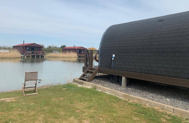 Cabaña-Básico-Communal washrooms-Vista al Lago-Lily Pad Pod