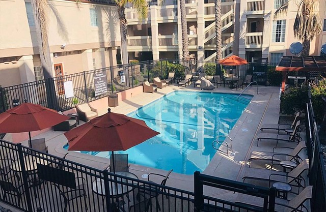 Linda Mar Beach Trip! 2 Relaxing Units, Free Breakfast, Kitchen, Outdoor Pool!
