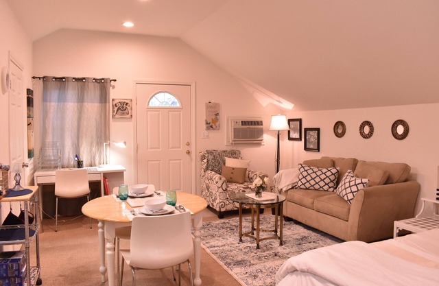 Lite y Airy Sherman Oaks Estudio w / jardín, cerca de Universal Studios.