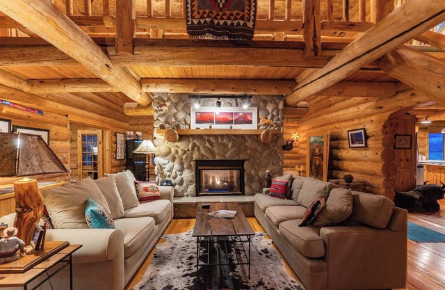 Little Bear Lodge - Spectacular Views & Wildlife