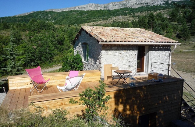 Pequeña casa de piedra en las montañas de Alta Provenza, 2 plazas.