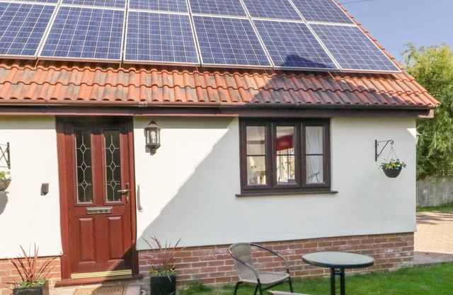 LITTLE WOODCOT, con un jardín en Burton, Somerset, Ref 987035