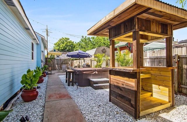 Lively Home & Patio w/ Hot Tub