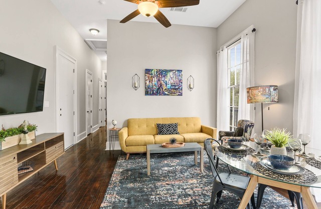 ⚜Lively Marigny Apartment Near Streetcar & Frenchmen with Balcony, Club Below⚜
