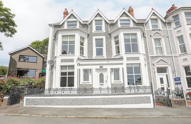 LLWYN ONN, family friendly, country holiday cottage in Criccieth