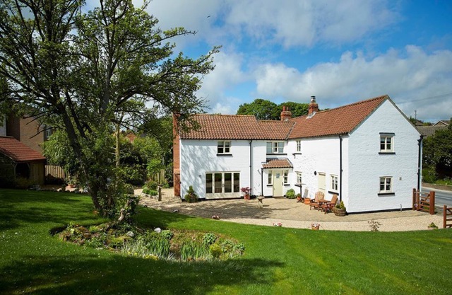 Situado en el pequeño pueblo de Little Weighton cerca de Beverley en el borde del Yorkshire Wolds