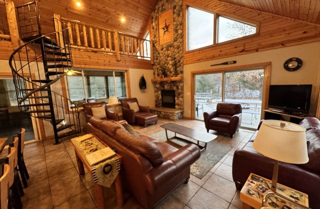 ¡Ubicación! Castle Rock / WI Dells / Northern Bay, 10 acres, 5 dormitorios, 2 baños, capacidad para 20+