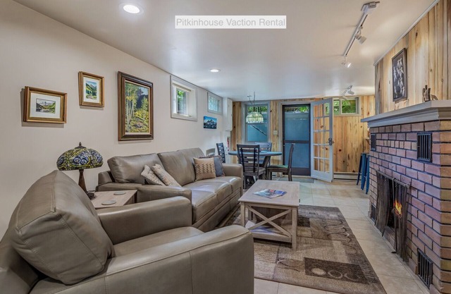 Apartamento de lujo de una habitación en el corazón del centro de Glenwood Springs.