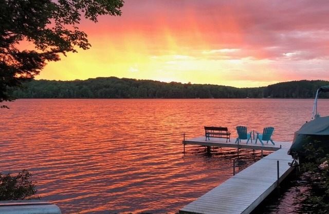 ¡Ubicación! Impresionante Northwoods Lake House; ¡Haga recuerdos de vacaciones familiares aquí!