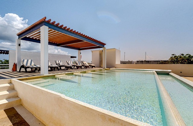 Lock-off apartment with balcony, rooftop pool, & kitchen - near beach