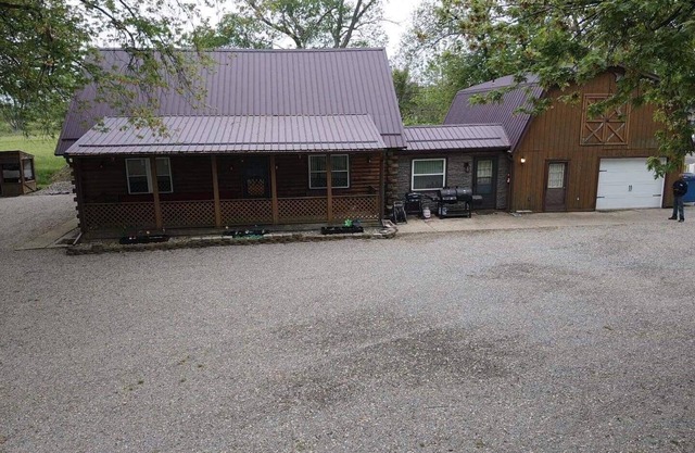 Lodge/ Cabin- Large Groups & Sportsman - Private Beach - Parking -fire pit