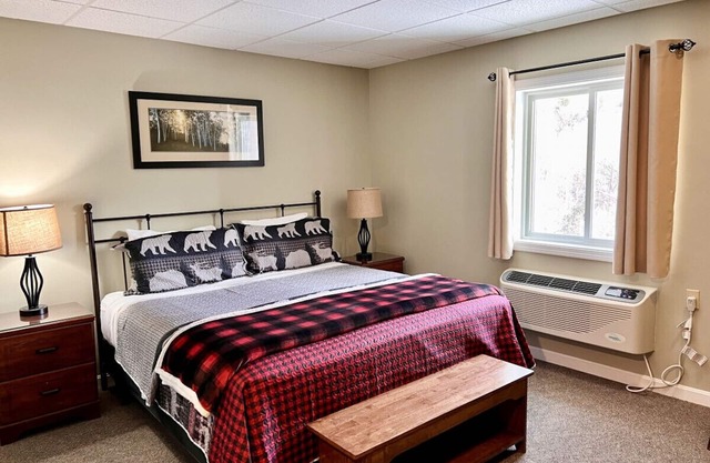Lodge Hotel H3 · Hotel Resort Room w king bed, pool Ski Loon Mtn