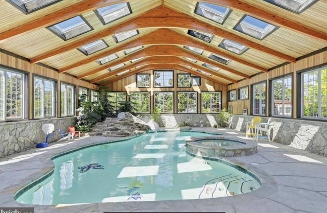 Lodge style home w/ INDOOR pool/spa, 2 miles to the beach, onsite canal access
