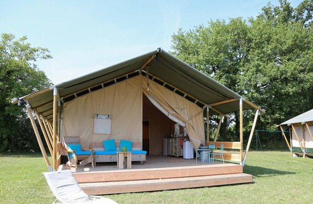 Glamping Place de la Famille, SafariLodge tent with private bathroom