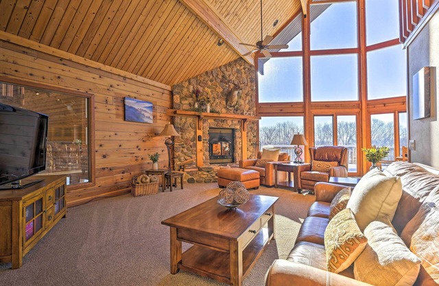 Lodge w/ Indoor Pool, Along Devil's Lake Park