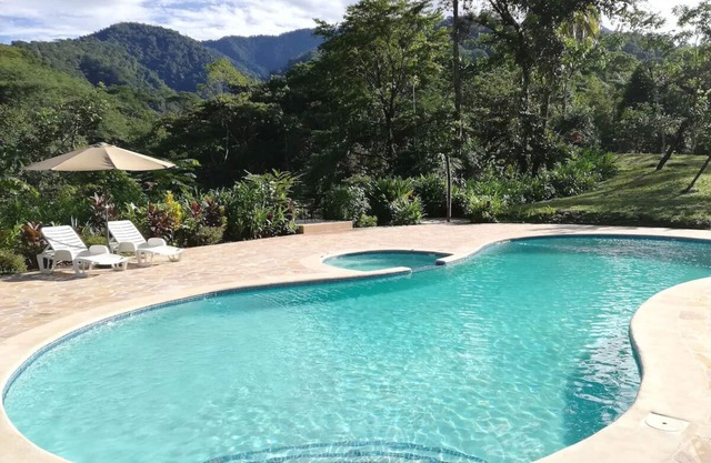 Casa de huéspedes tranquila en una granja de la jungla, rodeada de ríos, montañas y bosques.