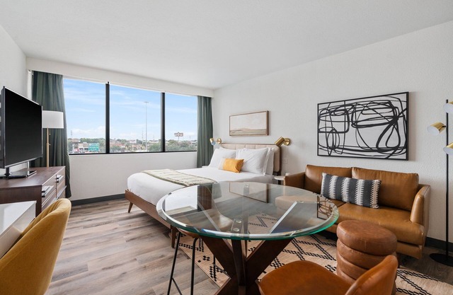 Lodgeur | Studio w/ gym & pool | Upper Kirby