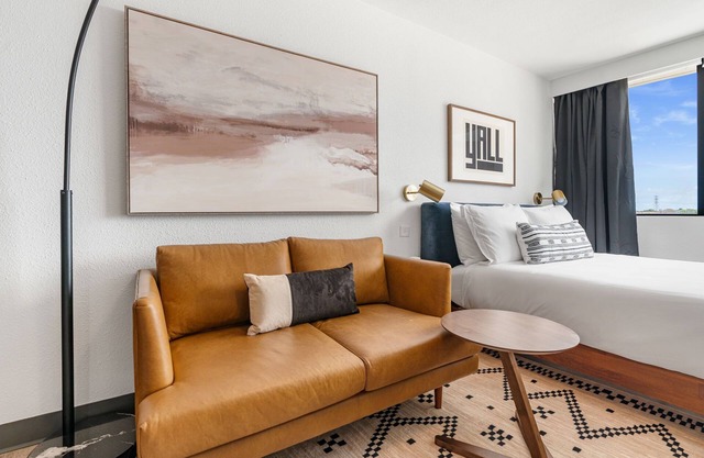 Lodgeur | Studio w/ smart TV & desk | Upper Kirby