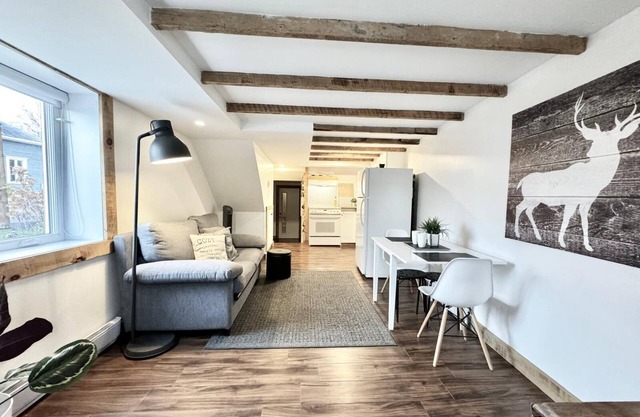 Loft The Montcalm \ 2 min Falls \ Free Parking