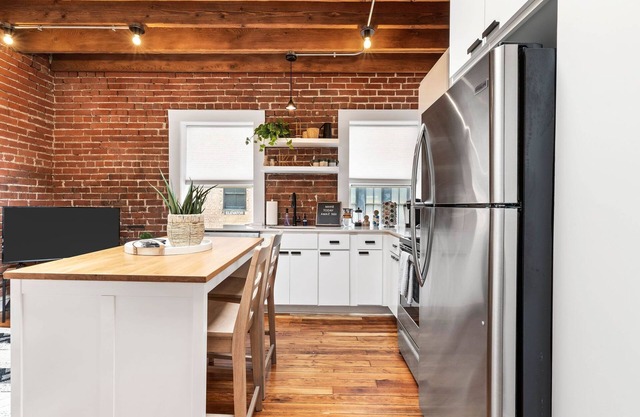 Loft + Walkable to Downtown + Parking
