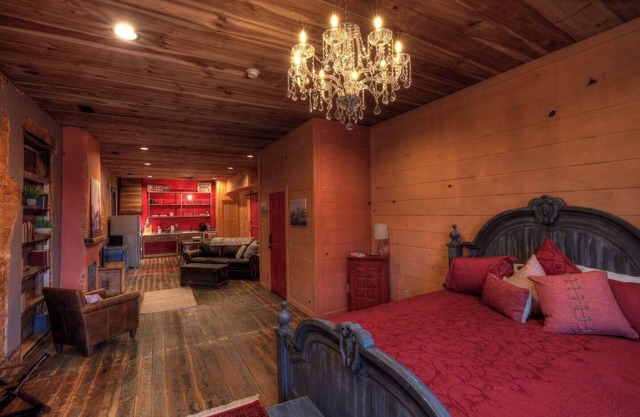 Lofts Over Main- Walhalla Room