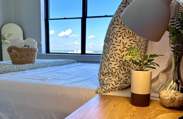 Lofty Downtown Pad with High Rise Views