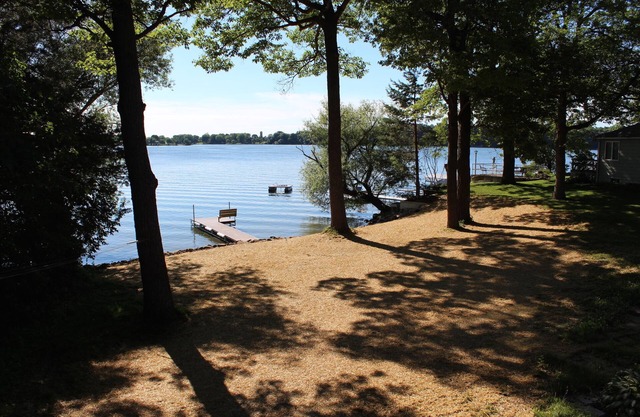 Cabaña de madera en gran lago de pesca y canotaje