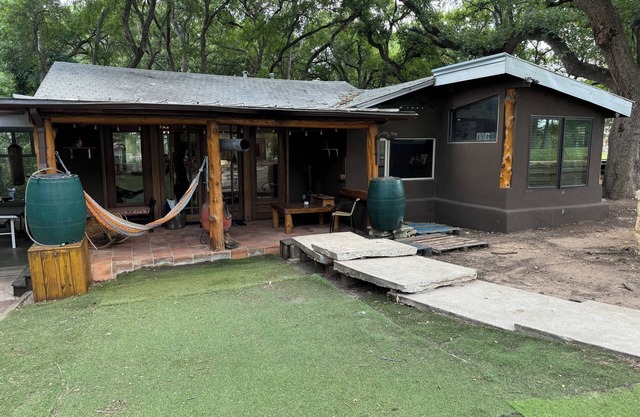 Log cabin style home 3 miles from downtown Austin