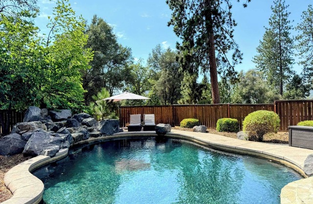 Log Cabin w/ pool, spa, game room, sleeps 20!